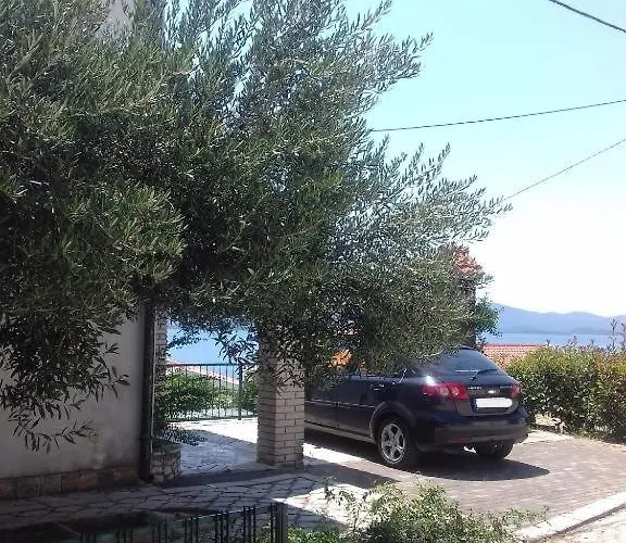Apartmani More Komarna Maison d'hôtes 3*