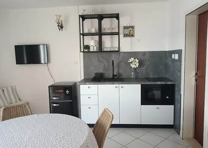 Apartmani More Komarna 3*