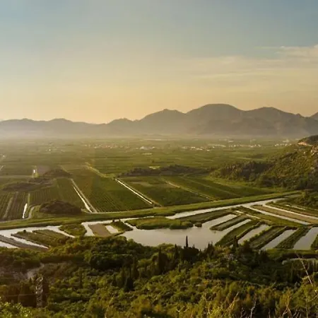 Guesthouse Lucija-Komarna Gasthuis 3*