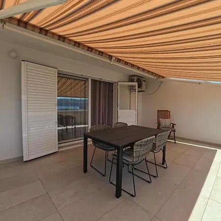 Pensionat Apartmani More Komarna 3*